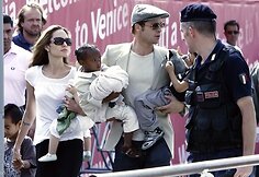 Brangelina su savo vaikučiais: Paxas (kairėje), Zahara (viduryje) ir Maddoxas (de&scaron;inėje)