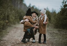 Katažina Zvonkuvienė su vaikais &ndash; dvyniais Kornelija ir Donatu / &bdquo;Dobiliukas foto&ldquo; nuotr.