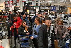 Eilės &bdquo;IKEA&ldquo; prekybos centre