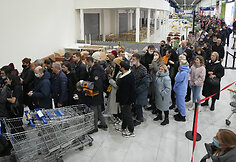 Eilės &bdquo;IKEA&ldquo; prekybos centre