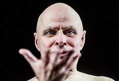 Vytautas Anužis &ndash; Karalius Lyras. William Shakespeare, &bdquo;Karalius Lyras&ldquo;, rež. Jonas Vaitkus, Rusų dramos (dabar &ndash; Vilniaus senasis) teatras, 2014