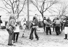 Grū&scaron;laukės Užgavėnių persirengėliai, 1974