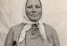 Julė Gražytė-Matuškevičienė iš Antakščių. Fotografuota Dionizo Putnos sodyboje Viteliškio kaime. Apie 1950 m.