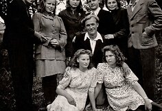 Alantos mokyklos sodelyje. Sėdi iš kairės: Kurkytė, Kostė Kazlaitė, viduryje: Liudas Žvinys. Stovi: Juozas Žigelis, Stasė Genytė, Janina Gerdvilytė-Radžiūnienė, Leonora Telksnytė-Grigienė, Aldutė Sabaliauskaitė, Serapinas Gerdvilis. Apie 1946 m.