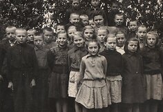Alantos 4 klasės mokiniai. Mergaitė kairėje su raštuotu megztuku – Ona Petniūnaitė (Pipirienė). 1952 m. gegužės 18 d.