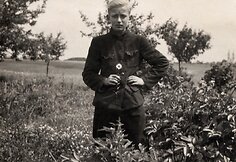 Artūras Gražys, Jono Gražio sūnus. Viteliškio sodyba. Dešinėje matyti Alantos bažnyčios bokštai – mėgstamas fotografo portretų motyvas, pasikartojantis gal 20-tyje kadrų.