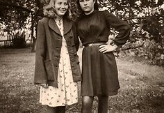 Janina Gerdvilytė-Radžiūnienė ir Kostė Kazlaitė. Duobytės kaimas prie Alantos. Apie 1946 m.