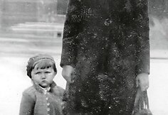 D.Katkus su mama Kaune, Nemuno gatvėje, 1944. Nuotrauka i&scaron; asmeninio archyvo