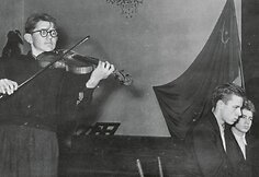 Juozo Gruodžio muzikos mokykla, mokinių koncertas. Akompanuoja Raimundas Kontrimas, puslapius varto Julius Andrejevas, 1959 m. Nuotrauka i&scaron; asmeninio archyvo