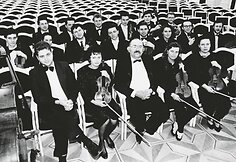 Vilniaus kamerinis orkestras, vėliau tapęs &Scaron;v. Kristoforo kameriniu orkestru &ndash; po Eduardui Balsiui skirto koncerto Meno darbuotojų rūmuose. Nuotrauka i&scaron; asmeninio archyvo