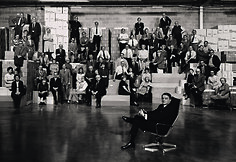 Dr.Edwinas H. Landas su &bdquo;Polaroid&ldquo; darbuotojų grupe, Polaroid sandėlyje, Needhamas, Masačiusetas, 1977 m. &copy; 1977 Arnold Newman. Getty Images