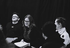 Akimirka i&scaron; spektaklio &bdquo;Barbarai&ldquo; repeticijos. Kompozitorius Martynas Bialobžeskis ir scenografė Renata Valčik