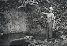 Henrikui neprasprūdo pro akis, kad &scaron;iame Krūčiaus &scaron;laite i&scaron;sirausė sau urvelį Raudonosios knygos pauk&scaron;tis tulžys (žuvininkėlis), o upelio srovėje kartas nuo karto sumirga pralekiantys margieji upėtakiai.