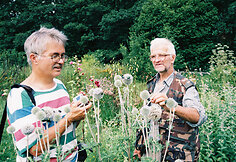 Mindaugas Lapelė ir Henrikas Gudavičius fotografuoja bronzinukus. Maksimų kaimas, 2004 m.