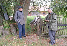 Henrikas Gudavičius prie lietuvio liepos Margionyse kalbina Vincą Kvaraciejų, 2008 m.
