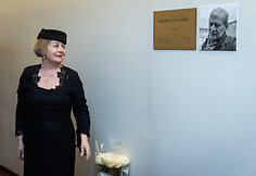 Irena Zingerienė prie Marku Zingeriui skirtos atminimo lentos