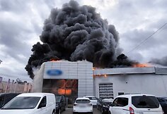 Varšuvos automobilių salone siautėjo didžiulis gaisras