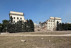 Chersone rusų bombos sugriovė srities administracijos pastatą