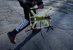 Karo Ukrainoje vaizdai Kostiantynivkoje &ndash; ukrainietis ne&scaron;asi numu&scaron;tą rusų droną