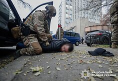 Sukčiai už 100 tūkst. siūlė įdarbinti Ukrainos prezidentūroje: policija rado pilną bagažinę dolerių