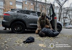 Sukčiai už 100 tūkst. siūlė įdarbinti Ukrainos prezidentūroje: policija rado pilną bagažinę dolerių