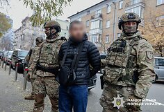 Sukčiai už 100 tūkst. siūlė įdarbinti Ukrainos prezidentūroje: policija rado pilną bagažinę dolerių
