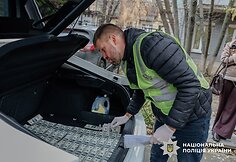 Sukčiai už 100 tūkst. siūlė įdarbinti Ukrainos prezidentūroje: policija rado pilną bagažinę dolerių