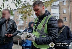Sukčiai už 100 tūkst. siūlė įdarbinti Ukrainos prezidentūroje: policija rado pilną bagažinę dolerių