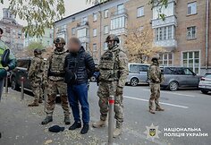 Sukčiai už 100 tūkst. siūlė įdarbinti Ukrainos prezidentūroje: policija rado pilną bagažinę dolerių