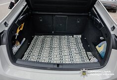 Sukčiai už 100 tūkst. siūlė įdarbinti Ukrainos prezidentūroje: policija rado pilną bagažinę dolerių