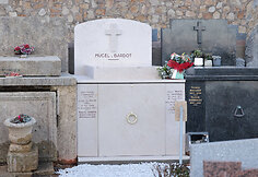 Brigitte Bardot šeimos kapas