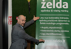 Žinomi žmonės lankosi sodo prekių parduotuvės atidaryme