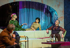 Adrija Čepaitė – Linda (centre). Iwan Wyrypajew, „Girti“, rež. Iwan Wyrypajew, Lietuvos nacionalinis dramos teatras, 2023 m.