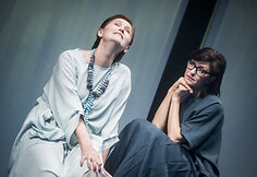 Adrija Čepaitė – Marianė, Dalia Storyk – Marianės motina. Ingmar Bergman, „Scenos iš vedybinio gyvenimo“, rež. Vytautas Rumšas, LNDT, 2019 m.