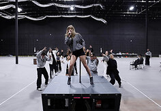 Taylor Swift klipo &bdquo;I Can Do It With A Broken Heart&ldquo; akimirka