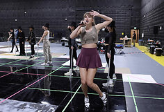 Taylor Swift klipo &bdquo;I Can Do It With A Broken Heart&ldquo; akimirka