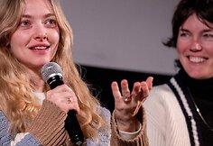 Amanda Seyfried su lietuvių kurtu megztiniu