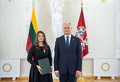  Prezidentas įteikia valstybės apdovanojimus už nuopelnus motinystei ir globai