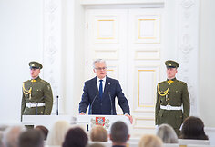  Prezidentas įteikia valstybės apdovanojimus už nuopelnus motinystei ir globai