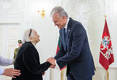  Prezidentas įteikia valstybės apdovanojimus už nuopelnus motinystei ir globai