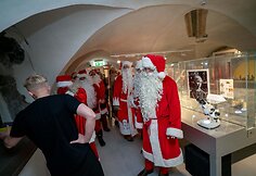 Kalėdų senelių delegacija apsilankė Pilininko namo ekspozicijoje „Suprasti Lietuvą“