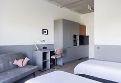 „Solo Society Hybrid Hotel“