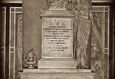 Balto marmuro paminklas žymi M.K.Oginskio kapą Florencijos (Italija) Šv. Kryžiaus bazilikoje