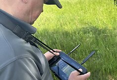 Į pagalbą pasitelkę dronus ir &scaron;unis medžiotojai i&scaron;gelbėjo du &scaron;imtus stirnų jauniklių