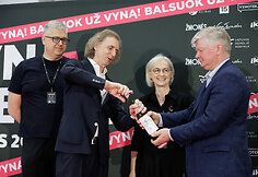 Istorinis pirmojo parodos vyno atidarymas. V. Skaraičio nuotr.