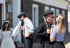 Legendinio &bdquo;Krik&scaron;tatėvio&ldquo; ir &bdquo;Trijų mu&scaron;kietininkų&ldquo; įkvėptos scenos atgimsta Pakruojo dvare: kaip patekti į filmavimus?