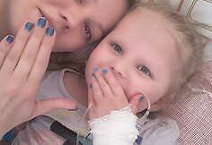 3,5 metų Lukrecijai &bdquo;užsidegė&ldquo; smegenys: sunki liga įkvėpė mamą įkurti unikalią kliniką