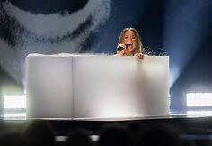 Nøra Blu „Hold My Own“
