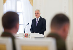 Prezidentūroje suteiktas kontradmirolo laipsnis flotilės admirolui Giedriui Premeneckui ir generolo majoro laipsnis brigados generolui Žilvinui Gaubiu