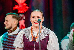 Lenkų dainų ir &scaron;okių meno ansamblio &bdquo;Vilija&ldquo; choro narė Evelina Urbanovič